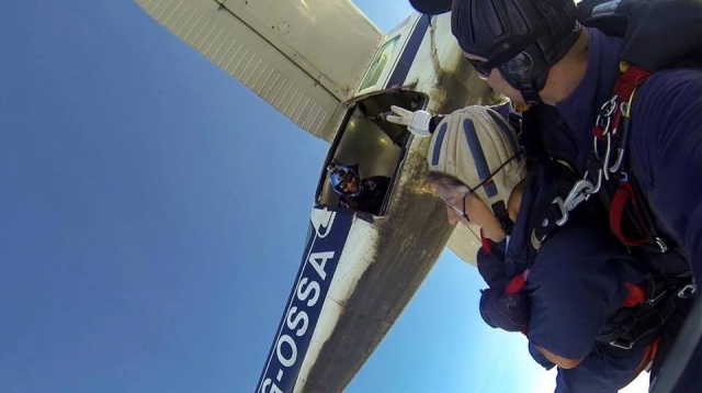 Tandem jump from the plane